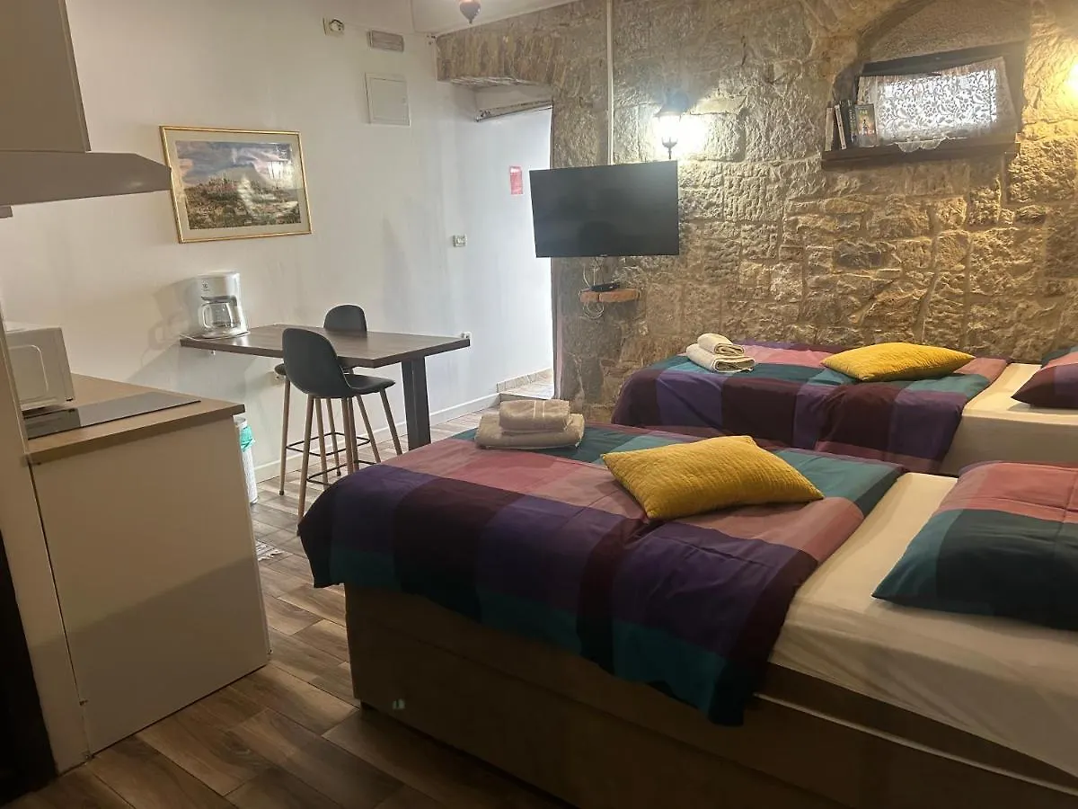 Elena Rooms Σπλιτ